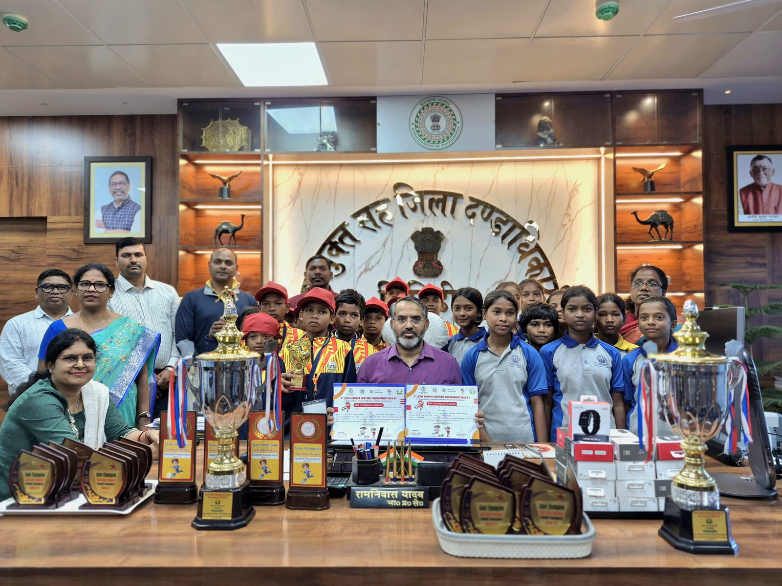 Giridih News: गिरिडीह की अंडर-12 फुटबॉल टीम बनी राज्य चैंपियन, उपायुक्त ने खिलाड़ियों को किया सम्मानित