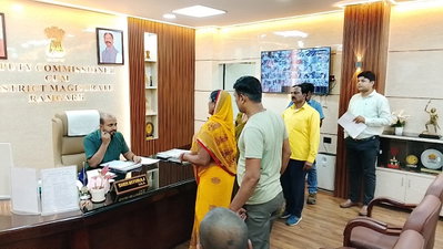 Ramgarh News: ‘जनता दरबार’ में उपायुक्त ने सुनीं लोगों की समस्याएं