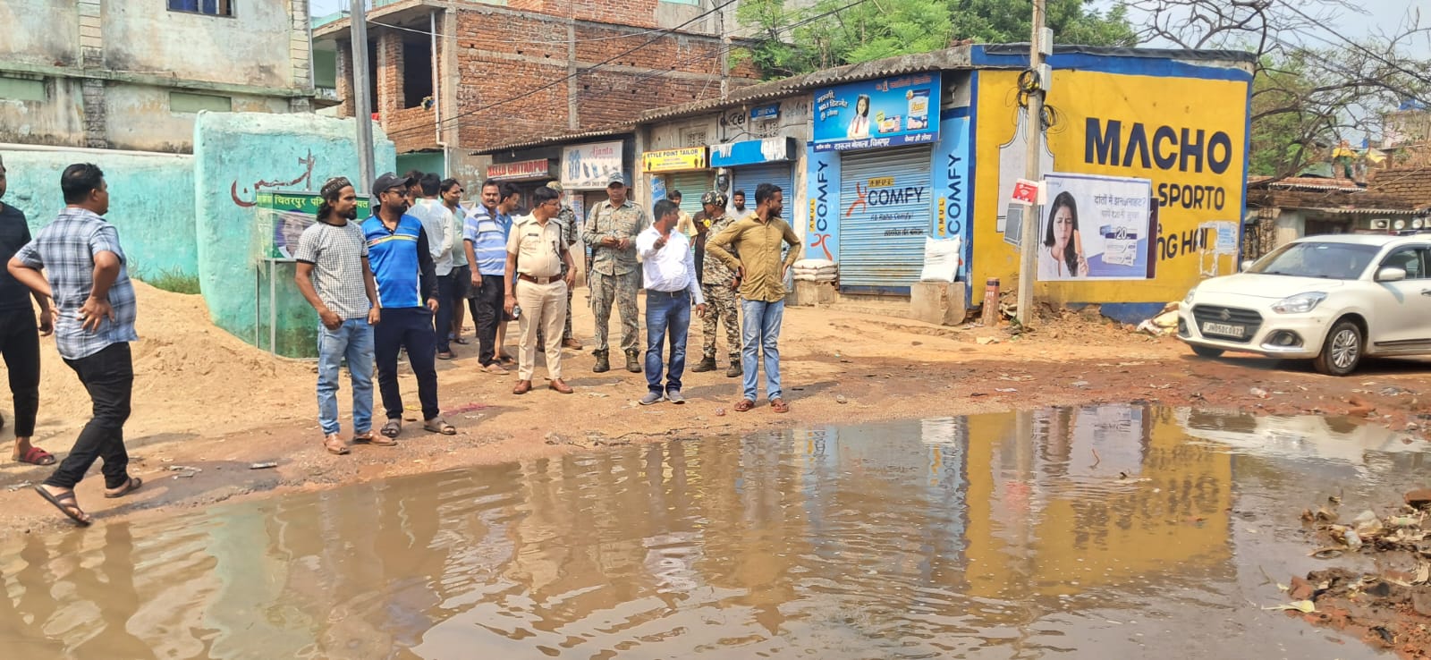 Ramgarh News: नाली विवाद से दारुल मोताला चौराहे पर जल-जमाव, पुलिस ने हटवाया अवरोध