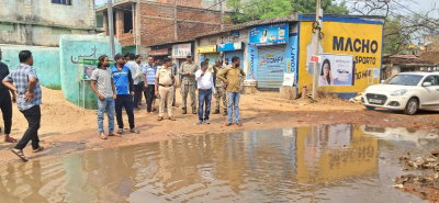 Ramgarh News: नाली विवाद से दारुल मोताला चौराहे पर जल-जमाव, पुलिस ने हटवाया अवरोध