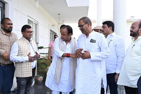 एयर एंबुलेंस हादसा: डॉक्टर के परिवार से मिले स्वास्थ्य मंत्री