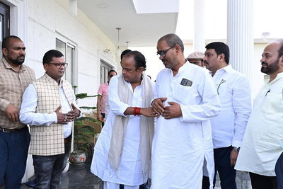 एयर एंबुलेंस हादसा: डॉक्टर के परिवार से मिले स्वास्थ्य मंत्री