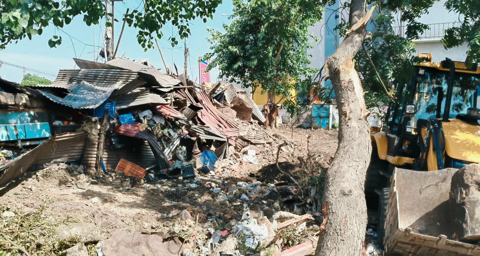 Jamshedpur News: आदित्यपुर में फिर गरमाया दुकान तोड़फोड़ विवाद, कब्जे के खिलाफ थाने पहुंचे दुकानदार