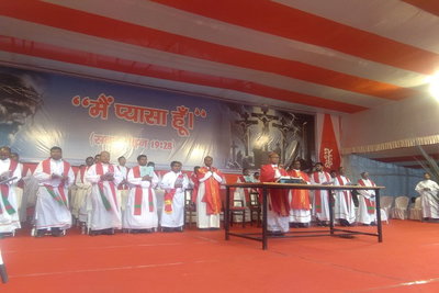 प्रभु यीशु के दुखभोग को याद कर भावुक हुए ईसाई समुदाय