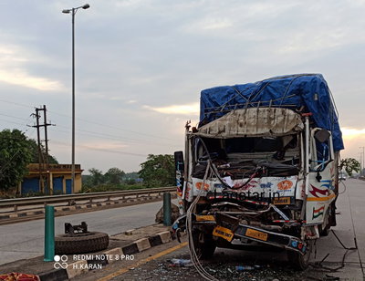 बहरागोड़ा: NH-49 पर अज्ञात टैंकर से टकराया कूरियर ट्रक, चालक-सहचालक घायल