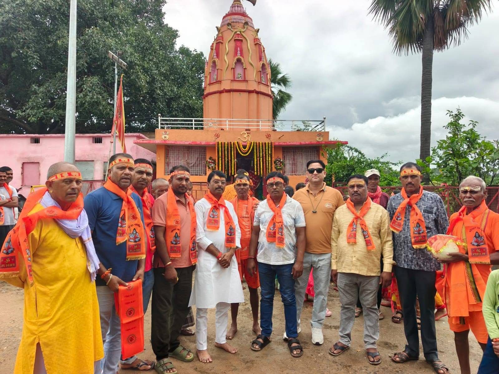 Latehar News: सावन की पहली सोमवारी को शिवालयों में उमड़े श्रद्धालु, शिवभक्तों ने किया जलाभिषेक