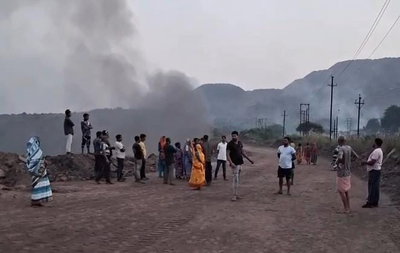 Dhanbad News: धनसार में जहरीली गैस व धुएं से दहशत, ग्रामीणों ने BCCL के खिलाफ खोला मोर्चा