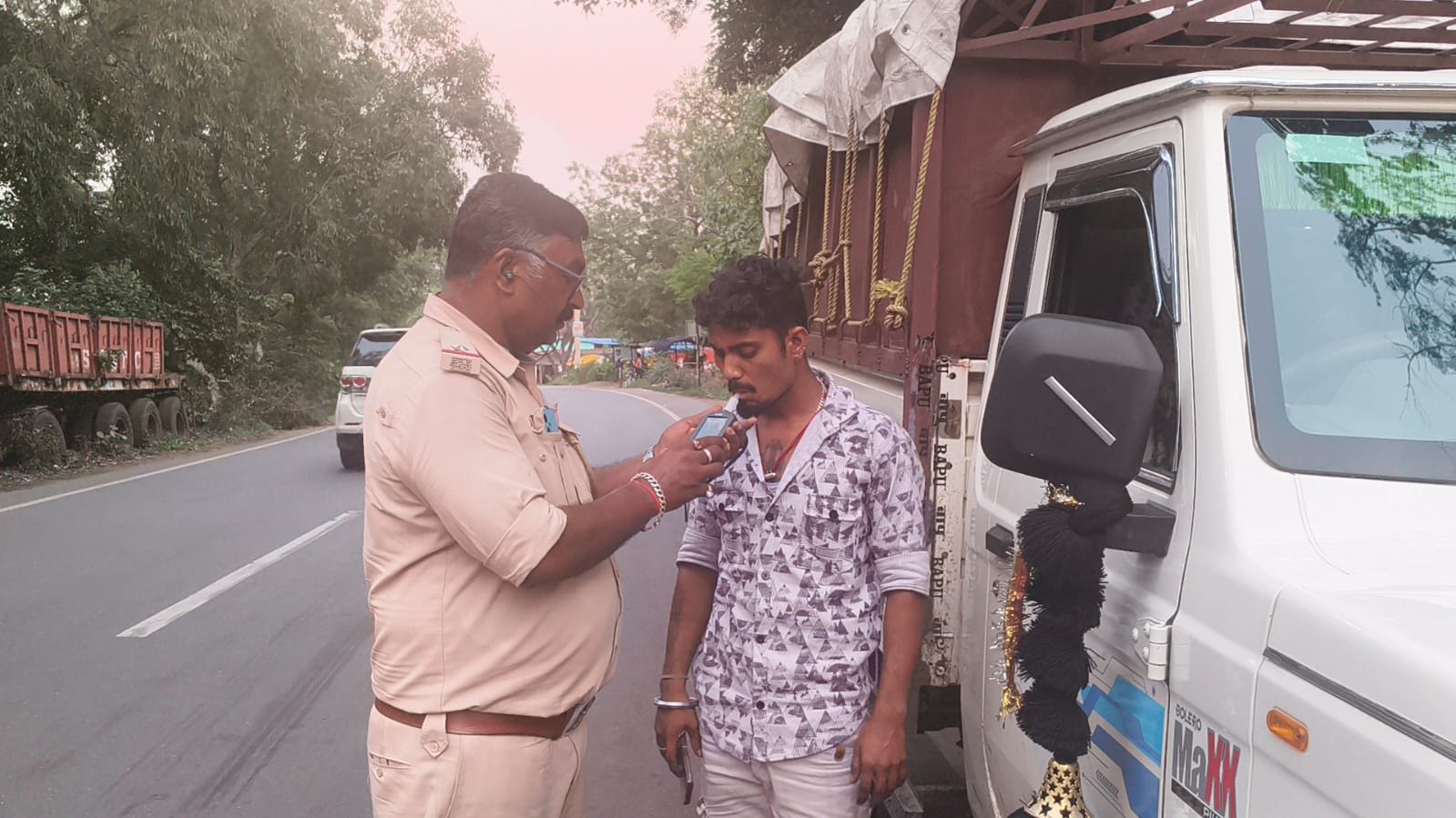 Saraikela News: ड्रिंक एंड ड्राइव के खिलाफ जांच अभियान, शराब पीकर गाड़ी चलाता पकड़ाया चालक
