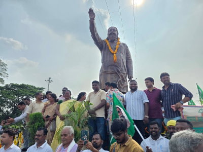 Chaibasa News: चाईबासा में पुण्यतिथि पर दिशोम गुरु शिबू सोरेन की प्रतिमा का हुआ अनावरण