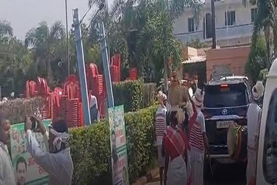 5 करोड़ की गाड़ी से थोड़ा उतर जाते, तेजस्वी यादव तो शायद झारखंड की धूप लग जाती...