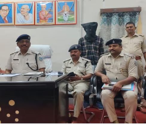 Garhwa News: बिशुनपुरा व रमना की दुकानों में चोरी करने वाला पकड़ाया, गहने व कैश बरामद