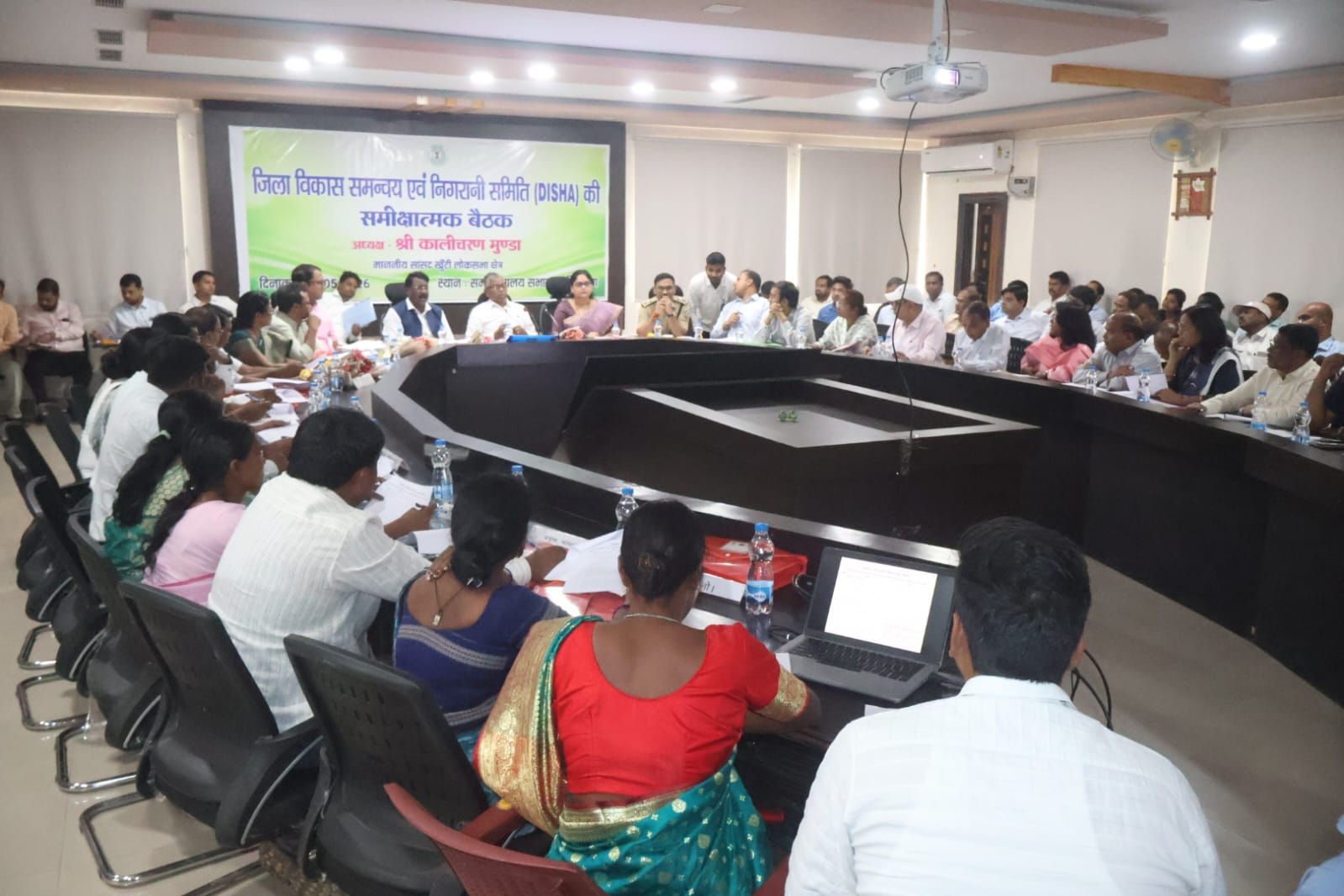 Simdega News: ‘दिशा’ बैठक में विकास योजनाओं की गहन समीक्षा, लंबित कार्यों में तेजी लाने के निर्देश