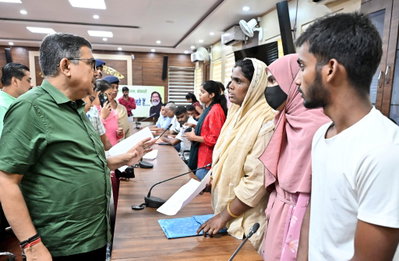 Bokaro News:  जनता दरबार में DC ने सुनी लोगों की समस्याएं, तत्काल समाधान के निर्देश