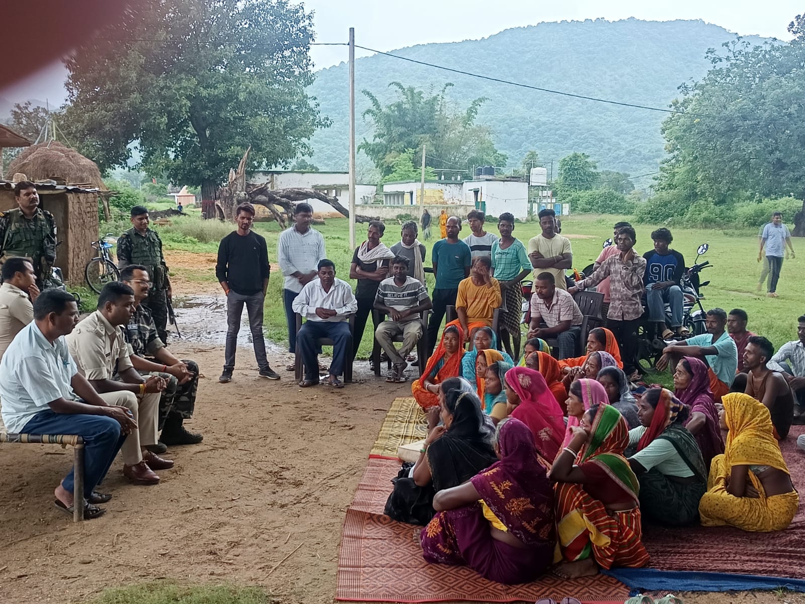 Latehar News: पहले था नक्ससलियों का बोलबाला, अब पुलिस अधिकारी चौपाल लगा सुन रहे ग्रामीणों की समस्याएं