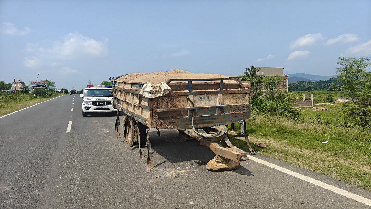 Chaibasa News: सोनुवा में अवैध बालू लदा ट्रैक्टर जब्त, इंजन ले भागे तस्कर