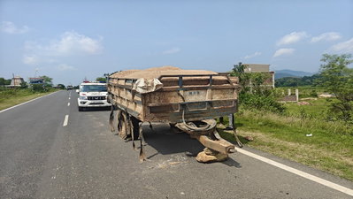 Chaibasa News: सोनुवा में अवैध बालू लदा ट्रैक्टर जब्त, इंजन ले भागे तस्कर