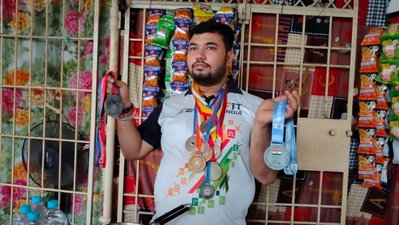 Deoghar News: अंतरराष्ट्रीय पैरा एथलीट रोहित कुमार ने सरकार से लगाई मदद की गुहार