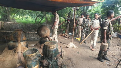 Chaibasa News: झींकपानी में अवैध महुआ शराब के खिलाफ छापेमारी, चार भट्ठियां ध्वस्त