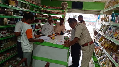Simdega News: सिमडेगा में खाद्य सुरक्षा विभाग की छापेमारी, कई स्टोर से एक्सपायर्ड खाद्य सामग्री बरामद