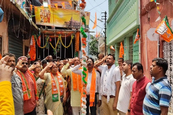 चक्रधरपुर: भाजपा ने रांची रोड पार्टी कार्यालय में मनाया स्थापना दिवस