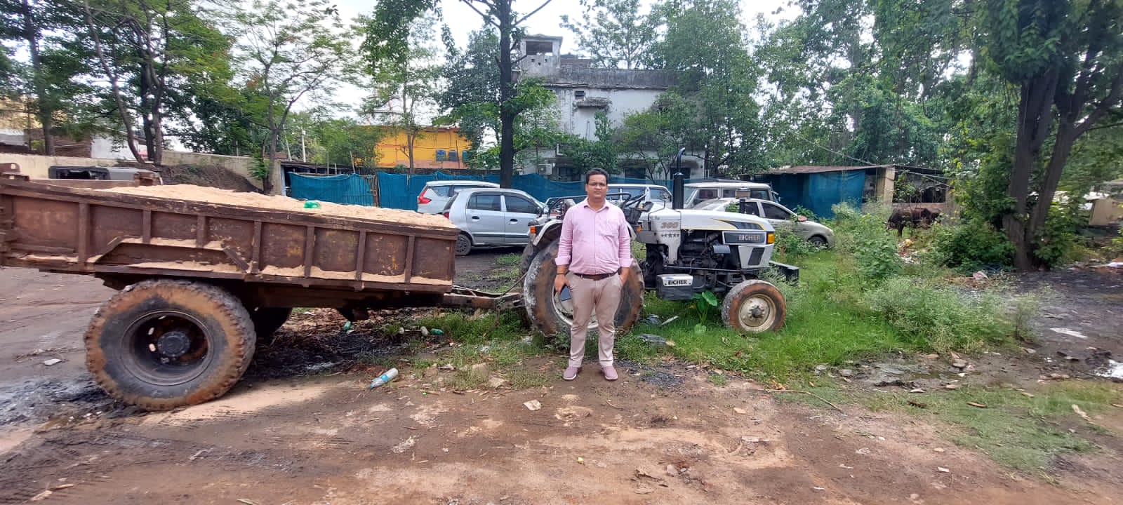 Ramgarh News: अवैध बालू खनन पर जिला प्रशासन की कार्रवाई, बालू लदा ट्रैक्टर जब्त