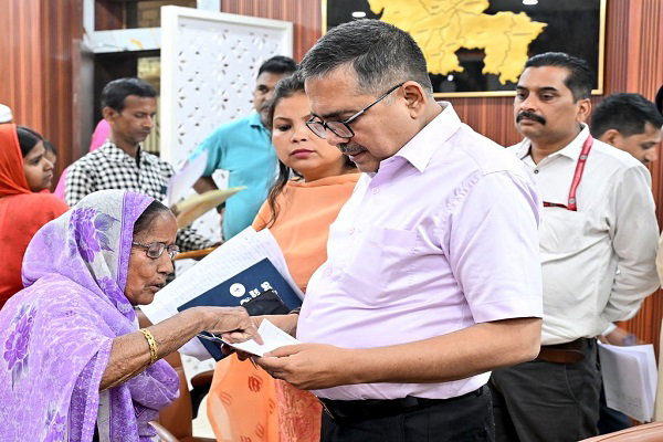 बोकारो: जनता दरबार में डीसी ने सुनी लोगों की शिकायतें, 53 मामलों का किया निपटारा