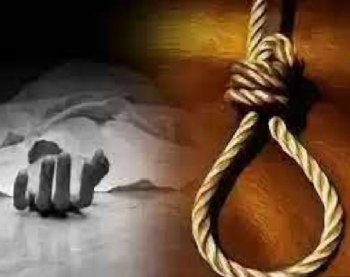 Chaibasa News: दुमबीसाई में रिटायर क्लर्क की बेटी ने फांसी लगाकर की आत्महत्या