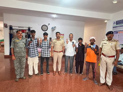 Gumla News:  पुसो पुलिस ने लोगों के गुम मोबाइल वापस लौटाए, मोबाइल पाकर आई मुस्कान