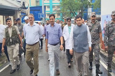 हजारीबाग: अपर मुख्य सचिव का औचक निरीक्षण, मरीजों से बात कर खामियों पर दिए निर्देश