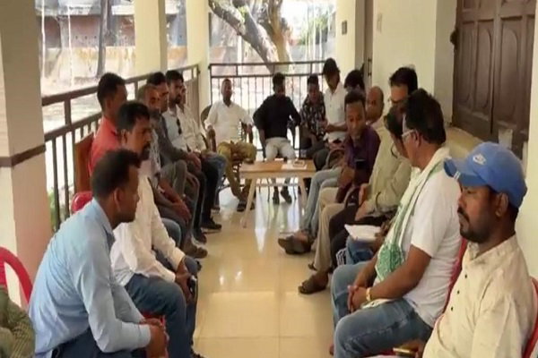 चक्रधरपुर: ट्रेनों के लेट-लतीफी से लोग परेशान, बैठक कर हस्ताक्षर अभियान चलाने का फैसला