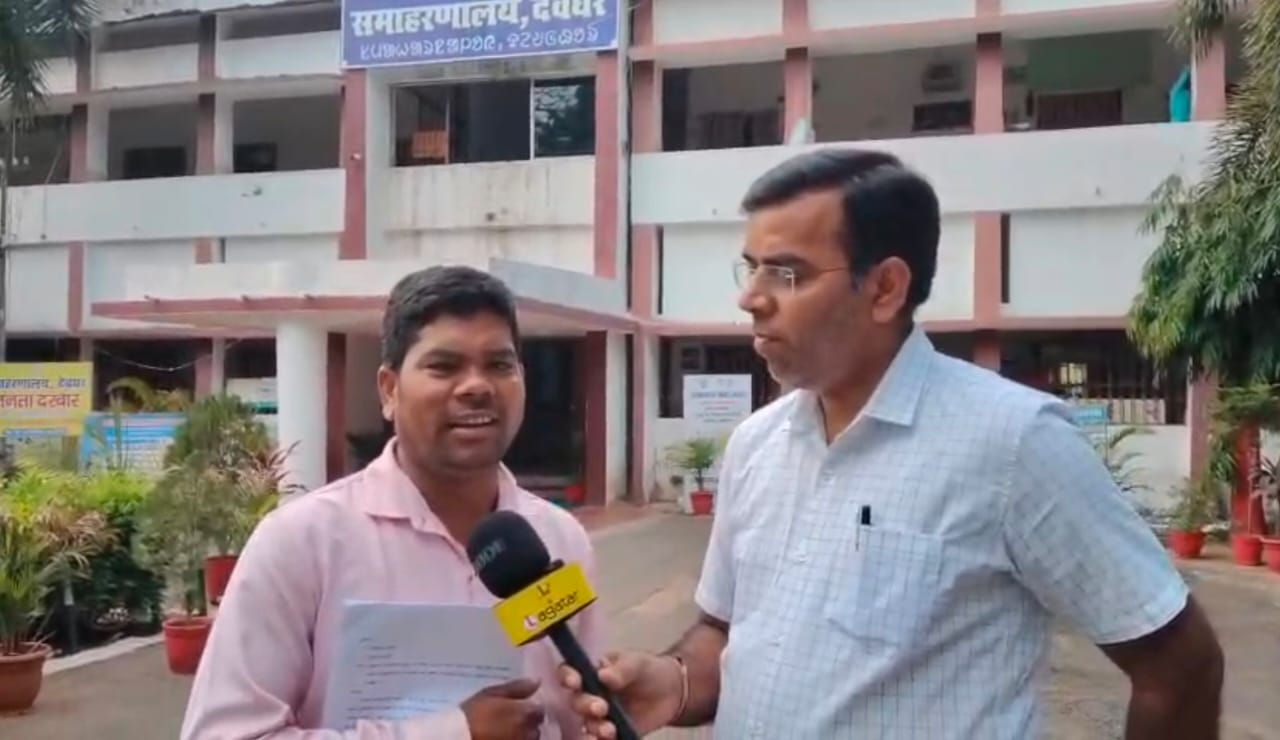 Deoghar News: विवादित जमीन पर जबरन निर्माण रोकने के लिए अंचलाधिकारी से फरियाद
