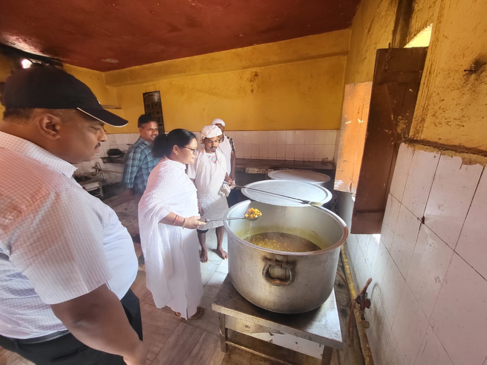 Simdega News: जेल में भोजन की गुणवत्ता जांचने पहुंचीं DLSA सचिव