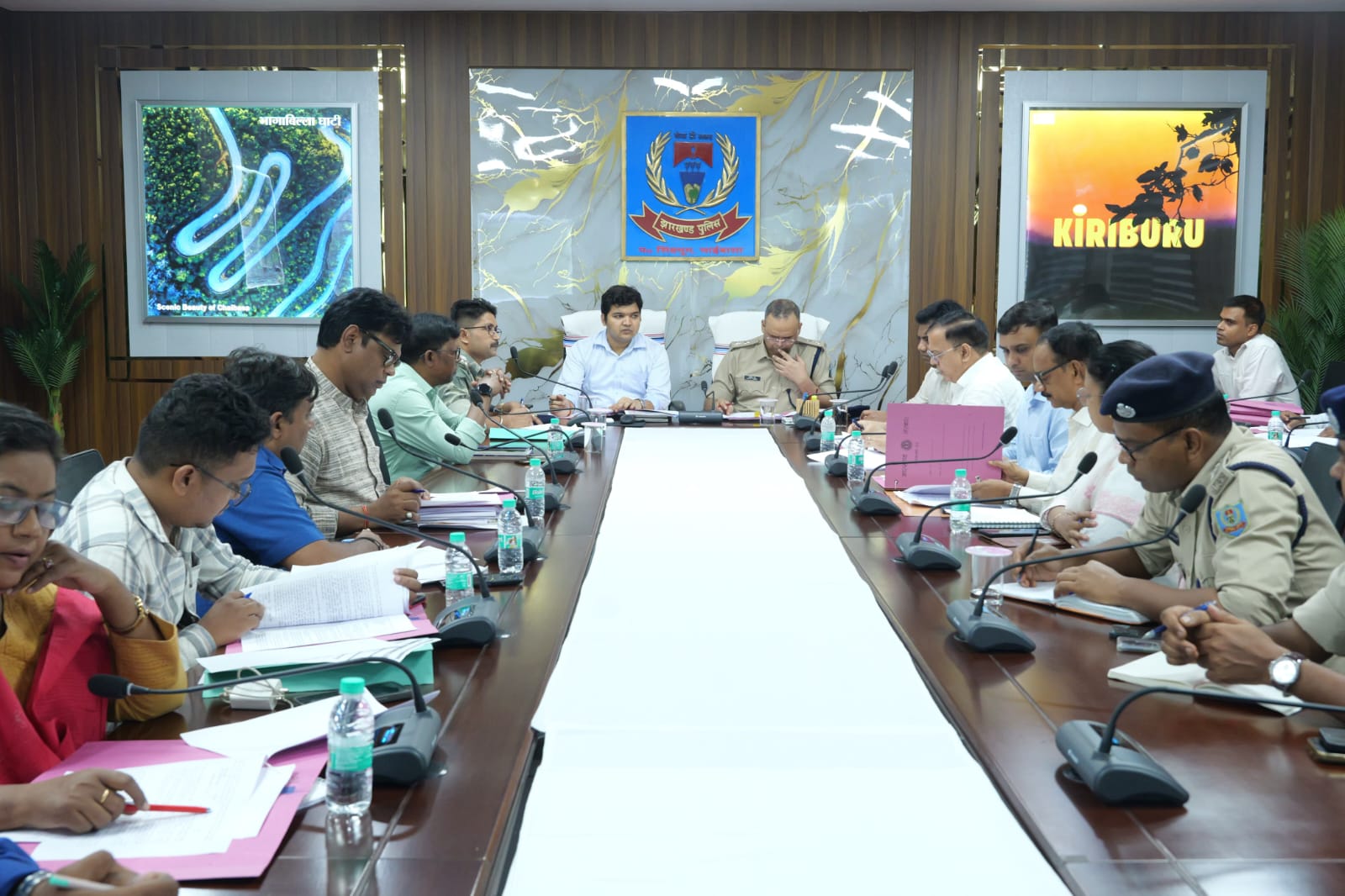 Chaibasa News: DC-SP ने की समीक्षा बैठक, आत्मसर्पित नक्सलियों के पुनर्वास को लेकर दिए कई निर्देश