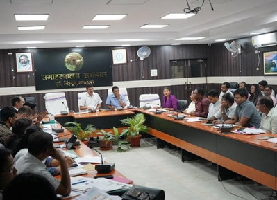 Jamshedpur News: विकास कार्यों में लापरवाही पर DC सख्त, लंबित योजनाएं जल्द पूरा करने के निर्देश