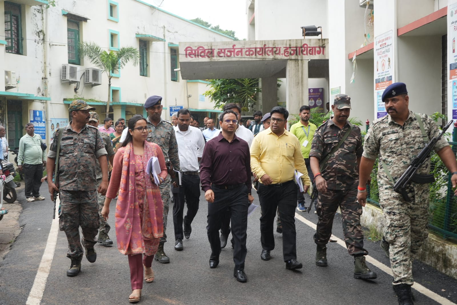 Hazaribagh News: उपायुक्त ने शेख भिखारी मेडिकल कॉलेज अस्पताल का किया औचक निरीक्षण