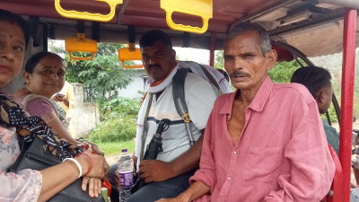 Chaibasa News: उत्तर प्रदेश से भटके फूलचंद को डालसा चाईबासा से मिली मदद, दो भाइयों का हुआ मिलन