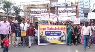 Dhanbad News: बड़ा जमुआ तुरी टोला में नहीं पक्की सड़क, ग्रामीणों ने समाहरणालय पहुंच किया प्रदर्शन