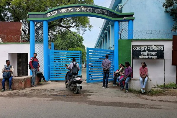 चाईबासा: जान लेवा मारपीट के आरोपी ने कोर्ट में किया सरेंडर