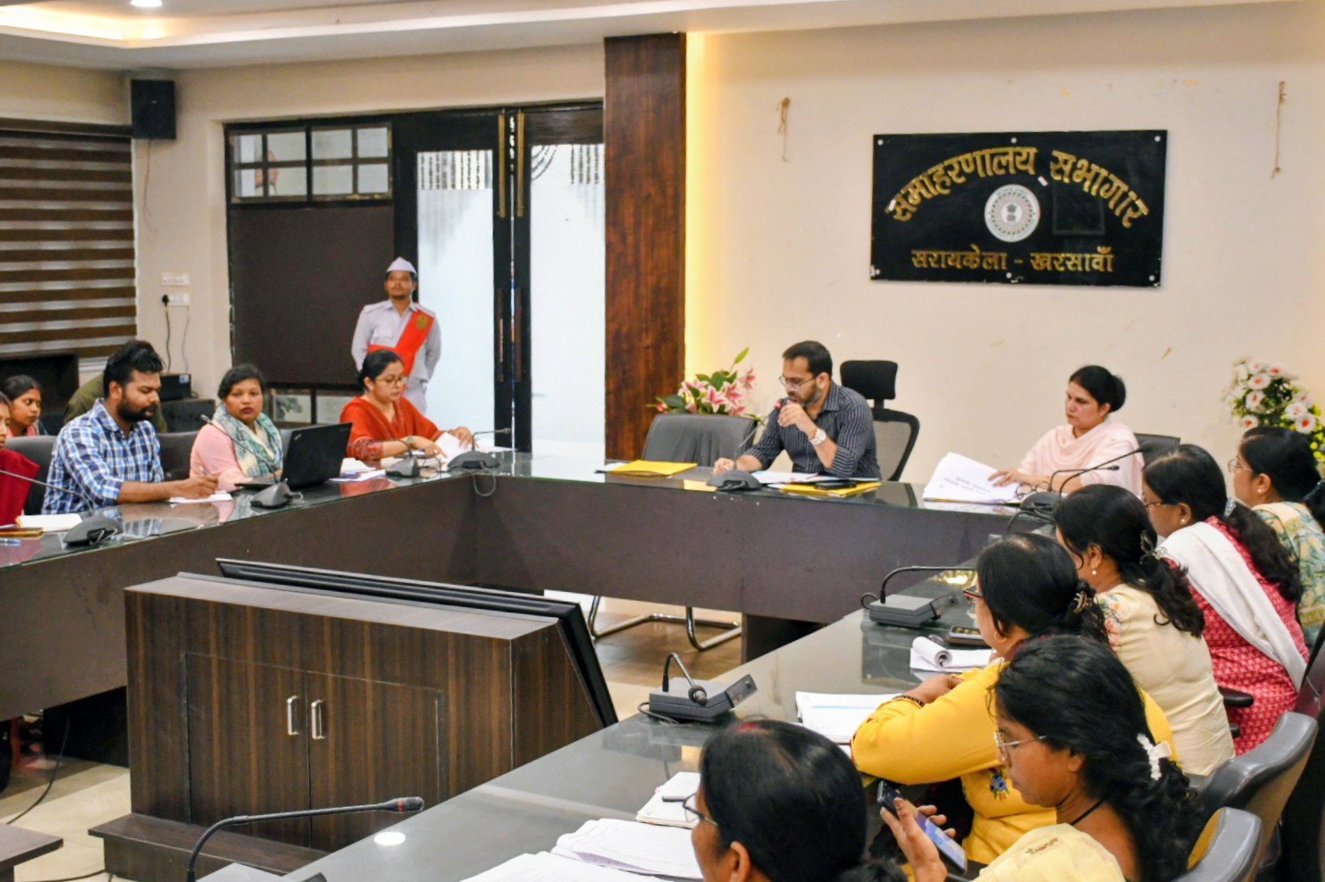 Saraikela News: DC ने की सामाजिक सुरक्षा योजनाओं की समीक्षा, लंबित आवेदनों पर शीघ्र कार्रवाई के निर्देश