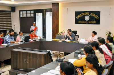 Saraikela News: DC ने की सामाजिक सुरक्षा योजनाओं की समीक्षा, लंबित आवेदनों पर शीघ्र कार्रवाई के निर्देश