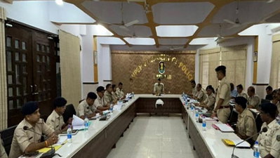 Latehar News: एसपी की अपराध गोष्ठी में लंबित कांडों के शीघ्र निष्पादन पर जोर