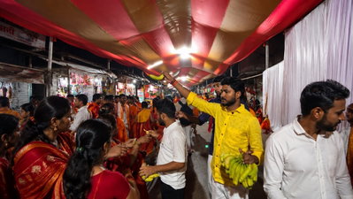 Deoghar News: बाबा धाम आने वाले श्रद्धालुओं की सेवा में जुटे यूथ वॉइस के कार्यकर्ता