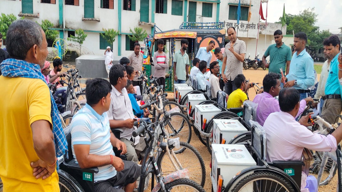Giridih News: 26 दिव्यांगों को मिली बैटरी चालित ट्राई साइकिल