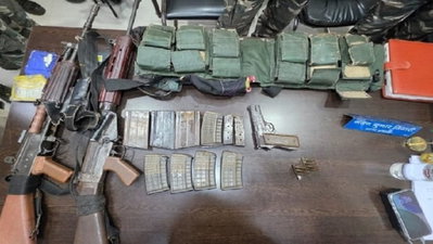 Saraikela News: तीन हार्डकोर नक्सलियों की निशानदेही पर जंगलों से मिला हथियारों का जखीरा, IED नष्ट