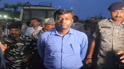 JPSC-JSSC Protest: जयपाल सिंह मुंडा स्टेडियम पहुंचे डीसी मंजूनाथ, छात्रों से कहा- अपने घर निकल जाएं