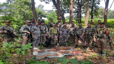 Giridih News: पारसनाथ के जिख्वाबेड़ा जंगल से 5 किलो का केन बम और 38 ग्रेनेड शेल बरामद