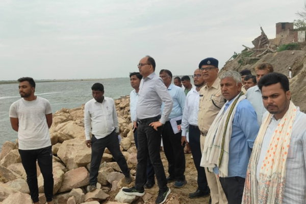 भोजपुर में गंगा तटों पर कटाव निरोधी कार्यों का सचिव ले लिया जायजा, दिया अल्टीमेटम