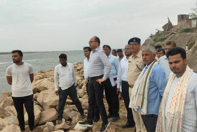 भोजपुर में गंगा तटों पर कटाव निरोधी कार्यों का सचिव ले लिया जायजा, दिया अल्टीमेटम