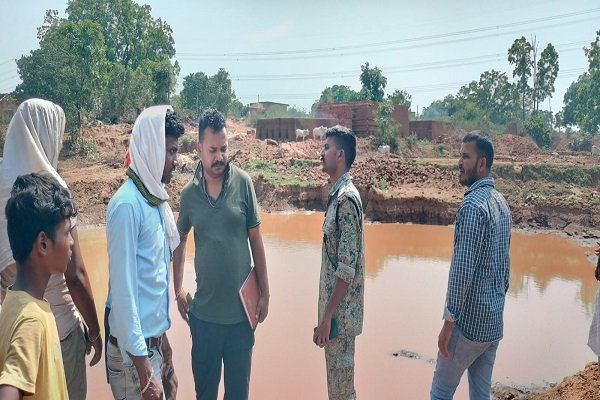 Latehar News: खेलने के दौरान पानी भरे गड्ढे में गिरने से दो बच्चियों की मौत