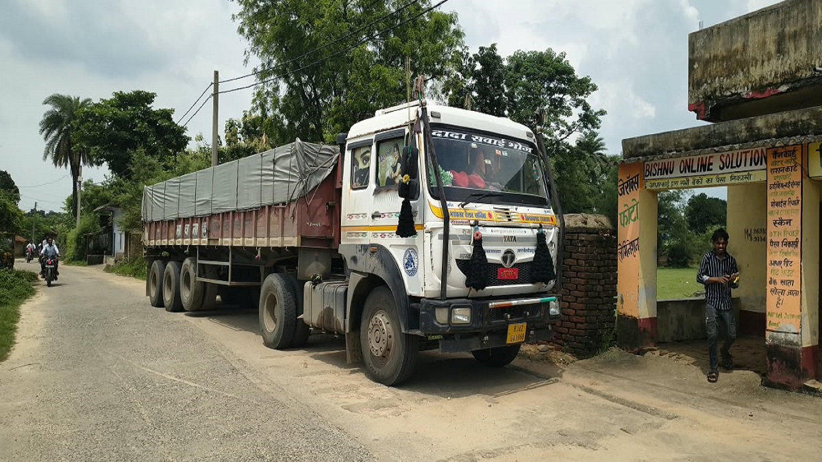 Jamtara News: ट्रेलर की चपेट में आने से बुजुर्ग की मौत